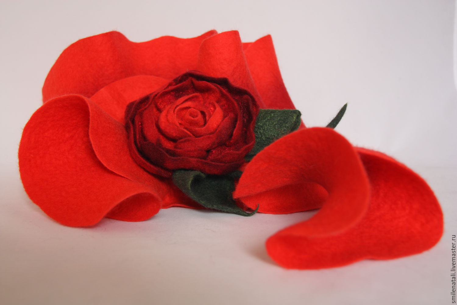 Комплект "Страсть" шарф с воланами и брошьроза