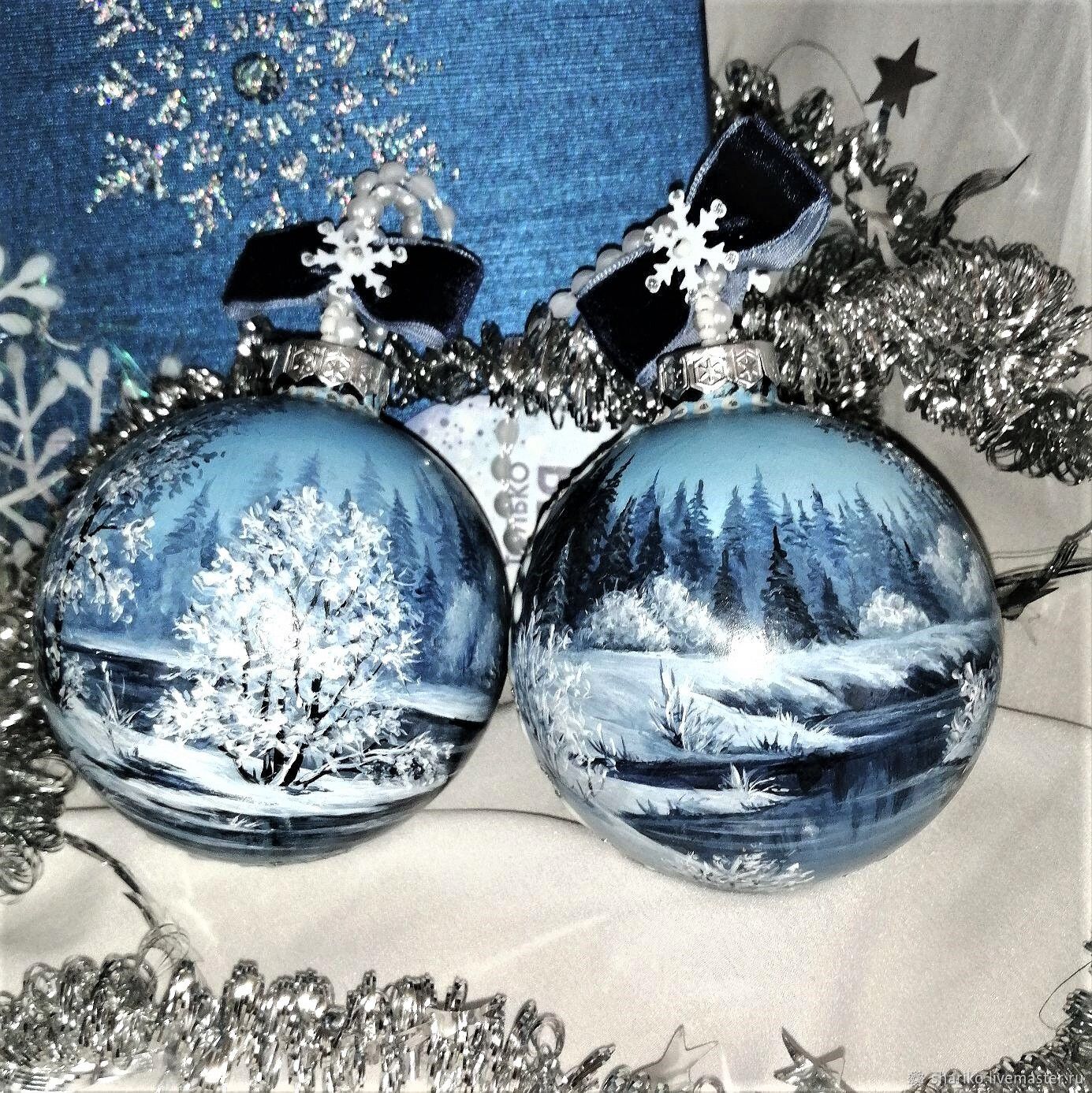Синие шары на елку. Синие новогодние шары. Голубые новогодние шары. Новогодняя елка с синими игрушками. Елочные шары иней.