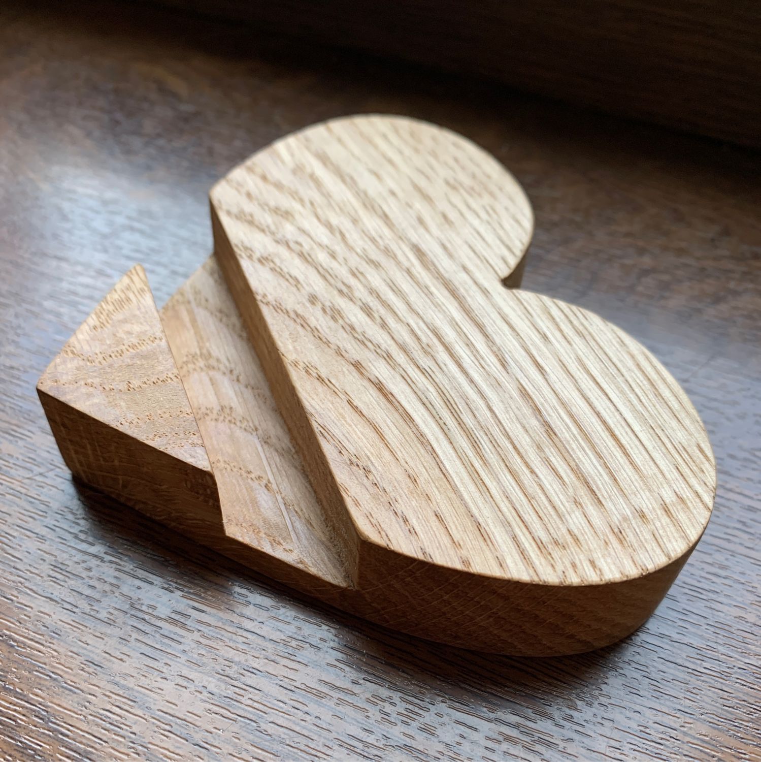 оригинальные изделия из дерева для кухни. подставка для ножей knife holder. подставка для телефона слоник. выпиливание полочки для ломпадки. подставка под ручки из дерева.