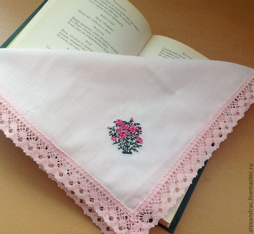 Платок платочек платочки. Вышитый платок. Платок с вышивкой. Вышивка на носовом розовом платке. Батистовая салфетка.