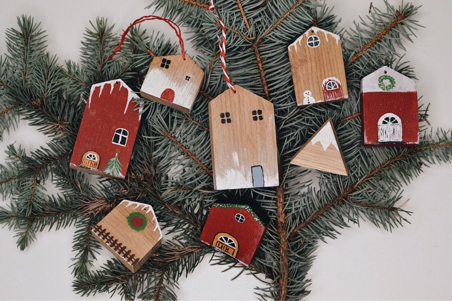 новогодние игрушки из дерева. набор новогодних деревянных игрушек. домикйолочная игрушка. деревянные новогодние игрушки своими руками. игрушки на елку из дерева.