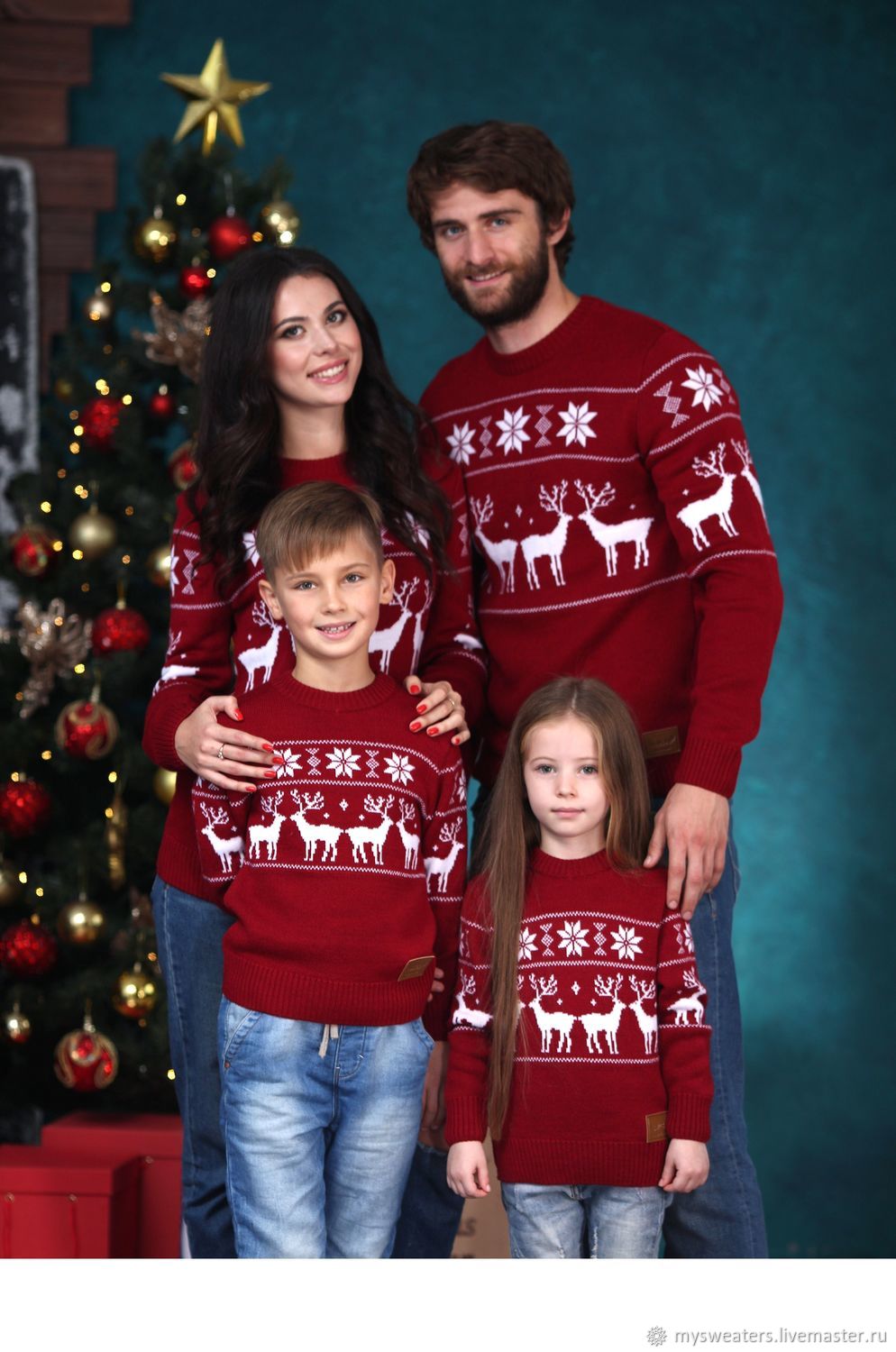 Семья в свитерах