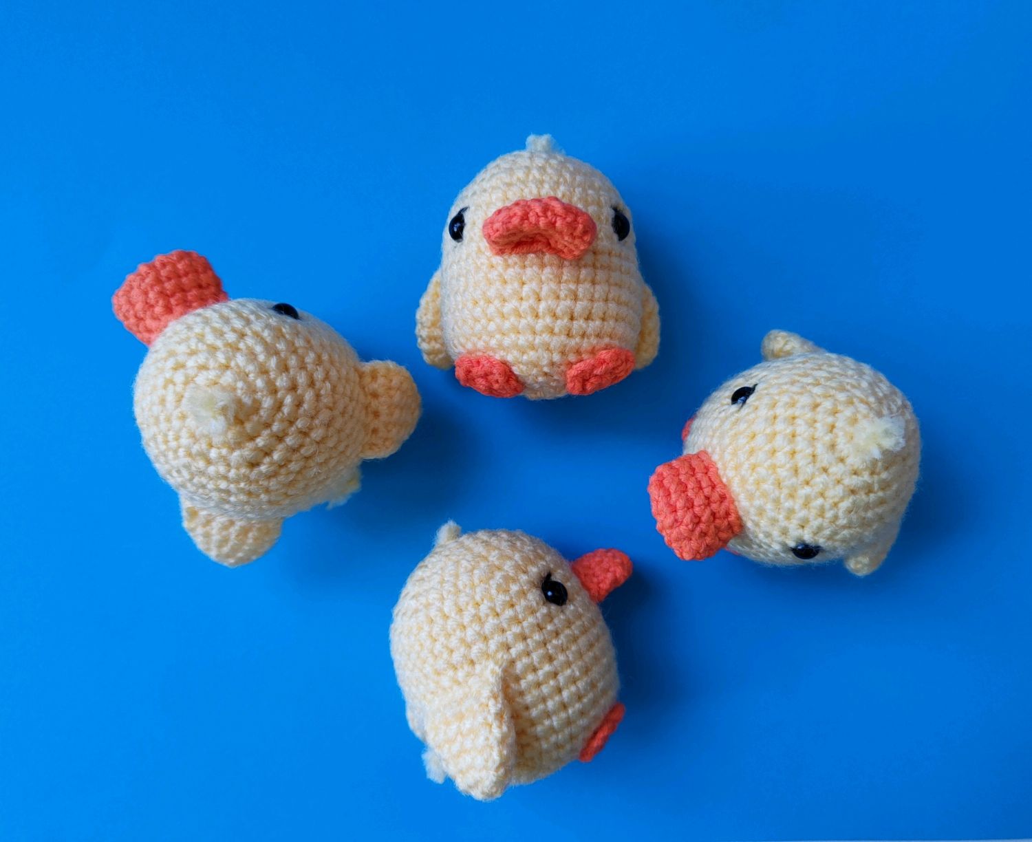 амигуруми утка из бисера. поночка игрушка вязаная крючком. утенок брелок крючком.