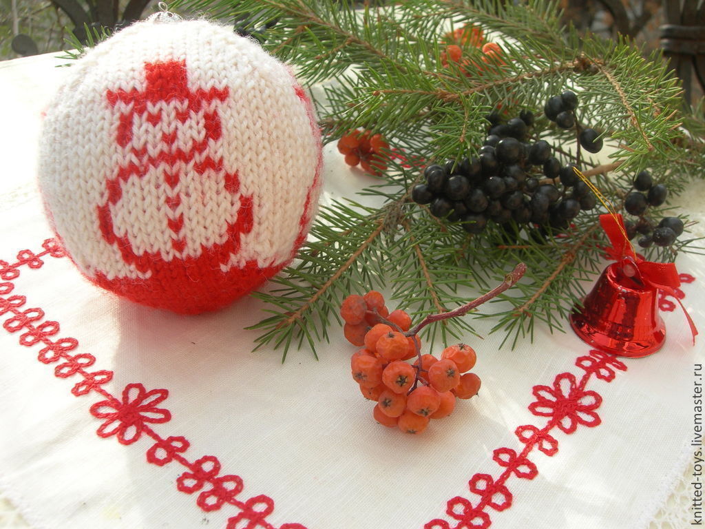 удмуртские игрушки на елку новогодние. игрушка на елку рукавичка. игрушка на елку с вышитым узором. новогодняя игрушка с чувашским орнаментом. вышитая новогодняя игрушка фонарик.