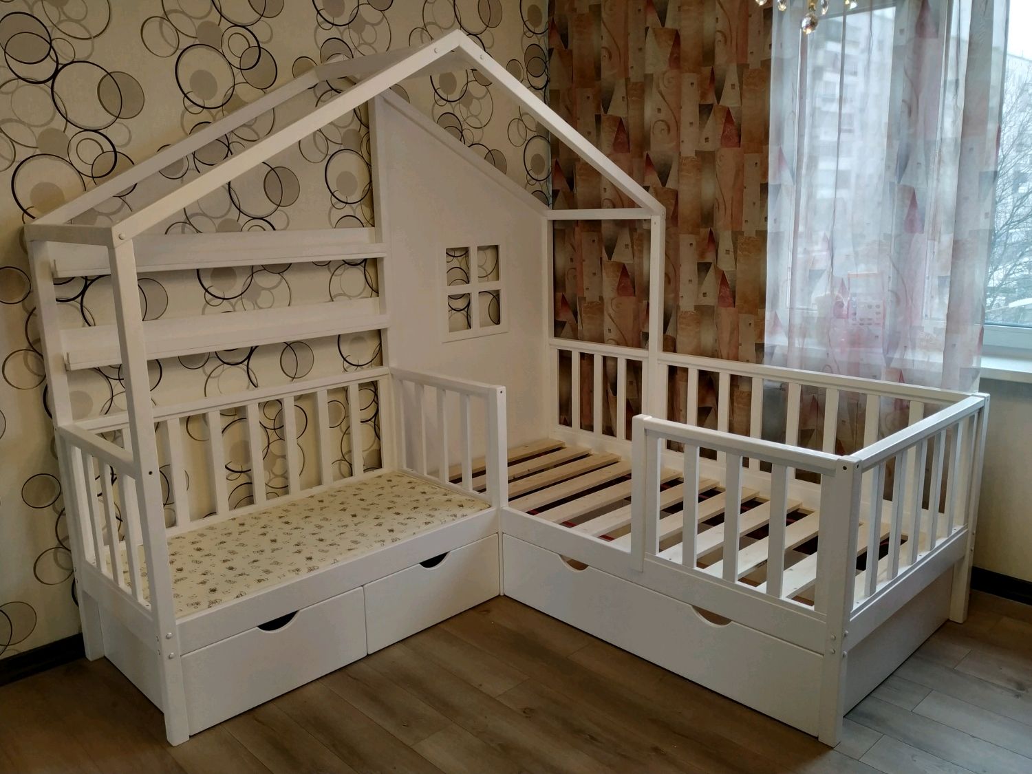 Кровать домик на полу для детей