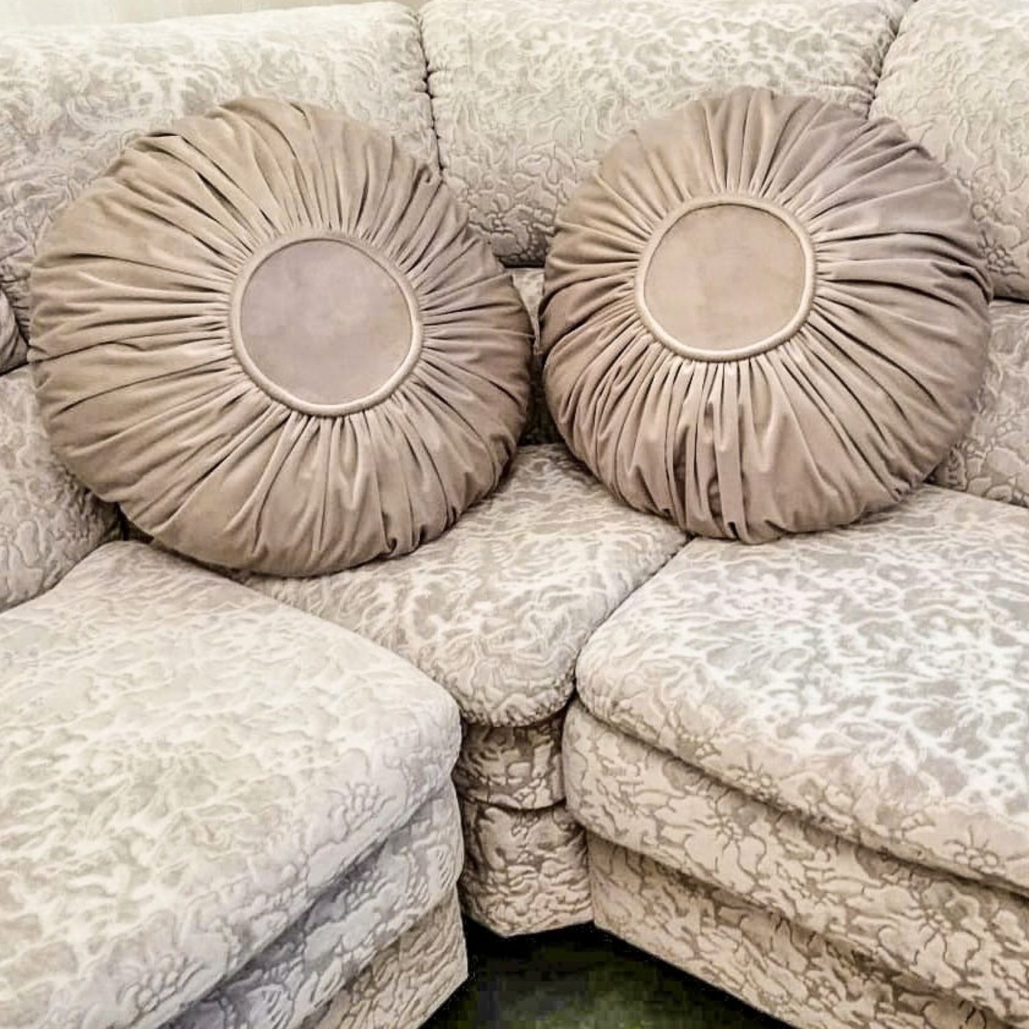 Круглые декоративные подушки на диван