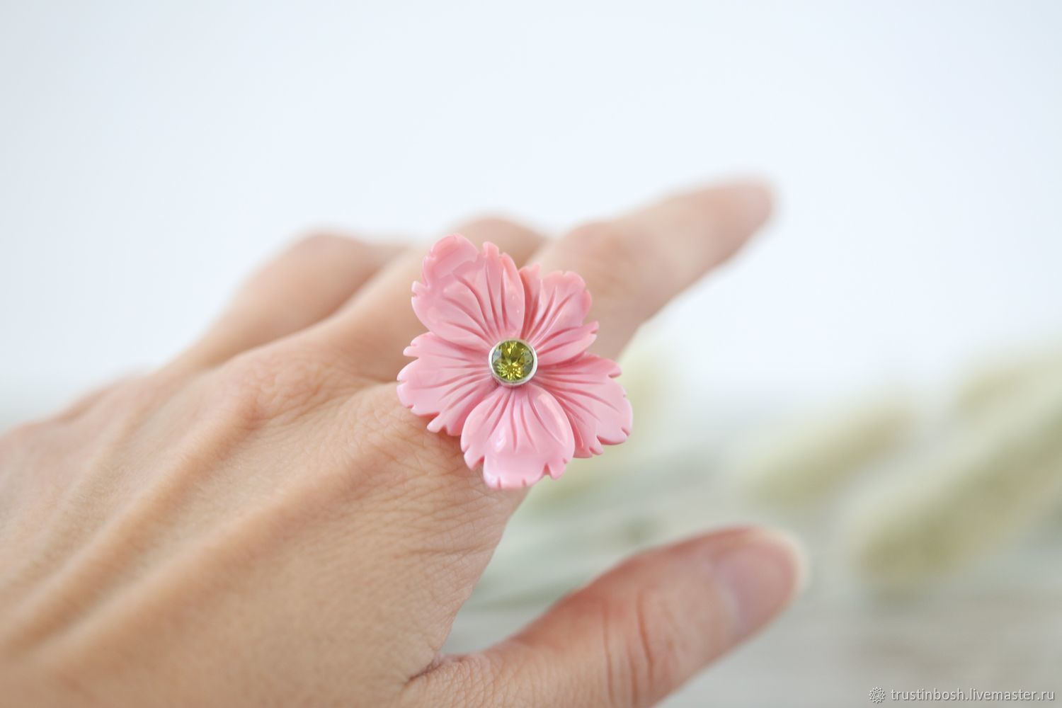 Цветочное кольцо 1. Кольцо с розовым цветком. Кольцо цветочек розовый. Колечко с цветочком. Красивое кольцо и цветы.