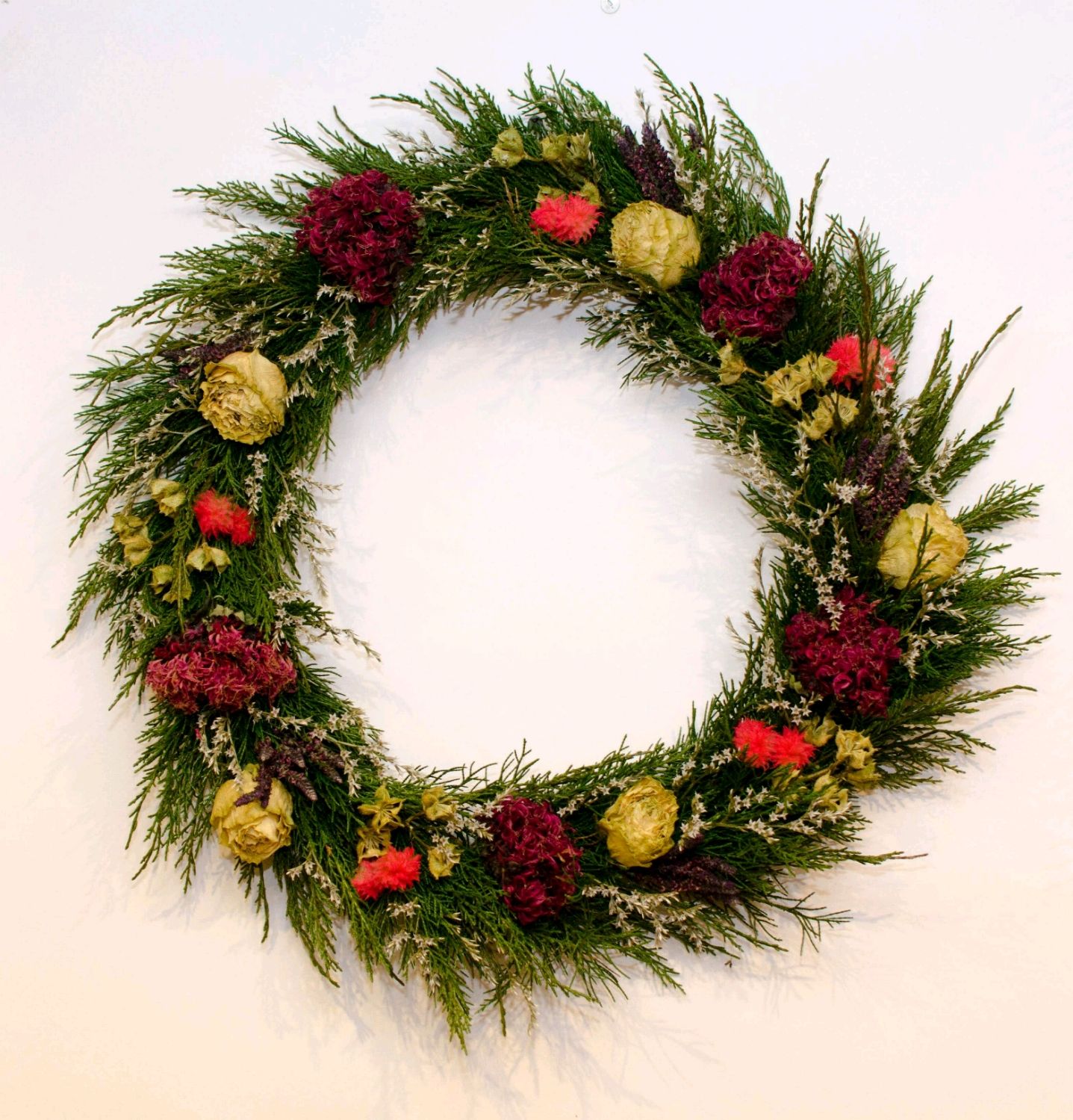 новогодняя икебана туя. букет из можжевельника новогодний. новогодняя композиция из можжевельника. новогодний венок из можжевельника. можжевельник в новогоднем декоре.