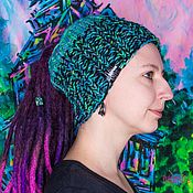 Яркая охристо-фиолетовая женская вязаная шапка резинкой с подворотом