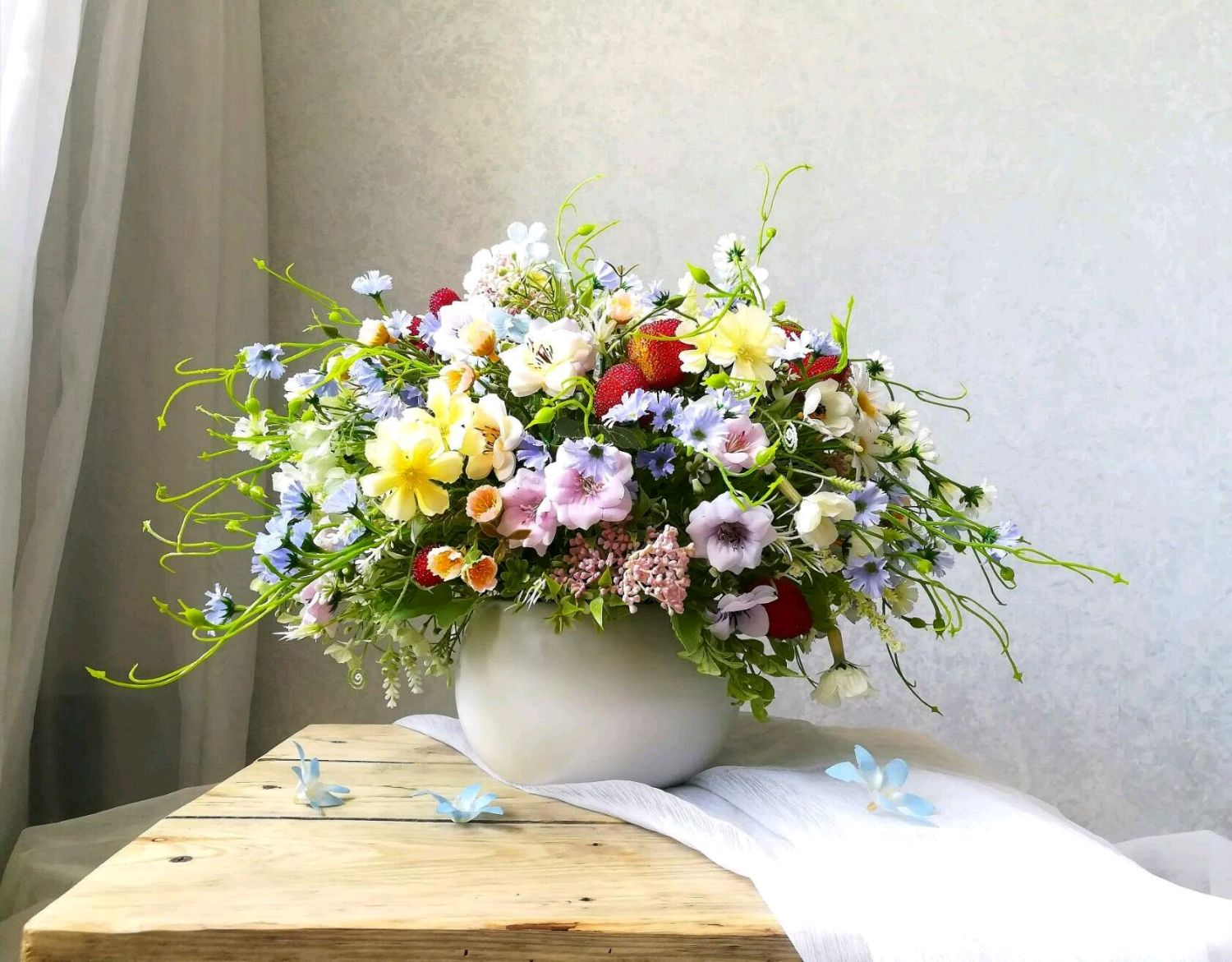 Искусственные цветы в вазе