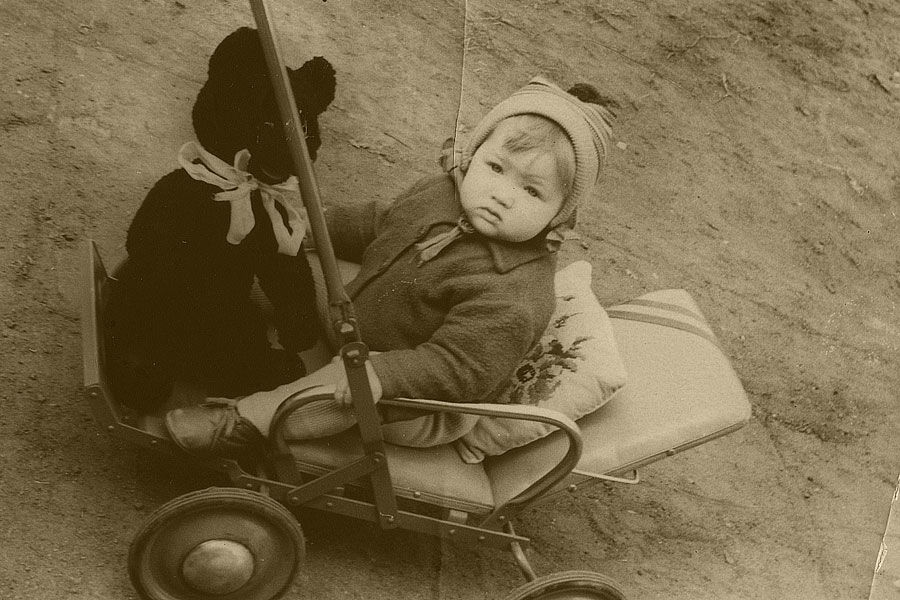 1959 год. Моя сестра с нашим Мишой.