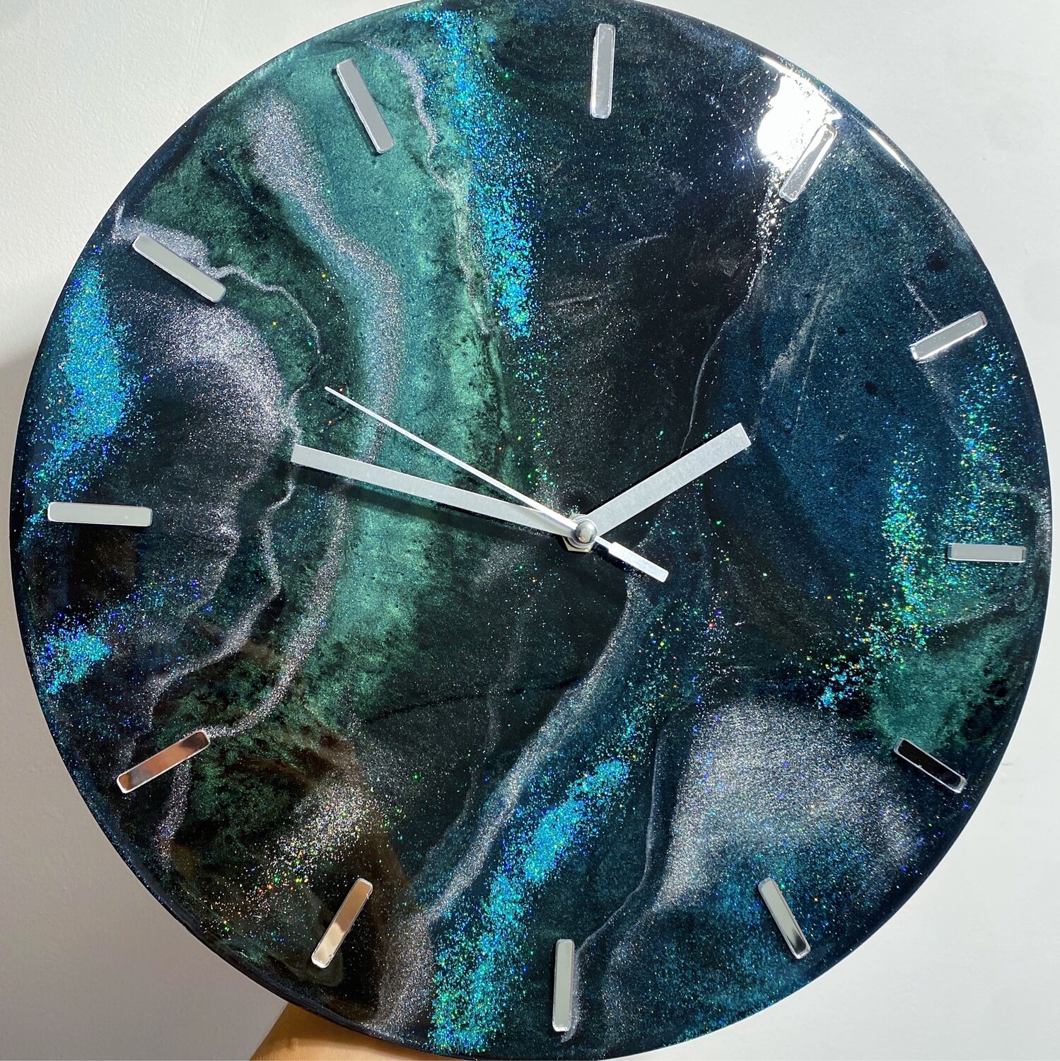 Часы настенные из эпоксидной смолы изумрудные чёрные серебряные .