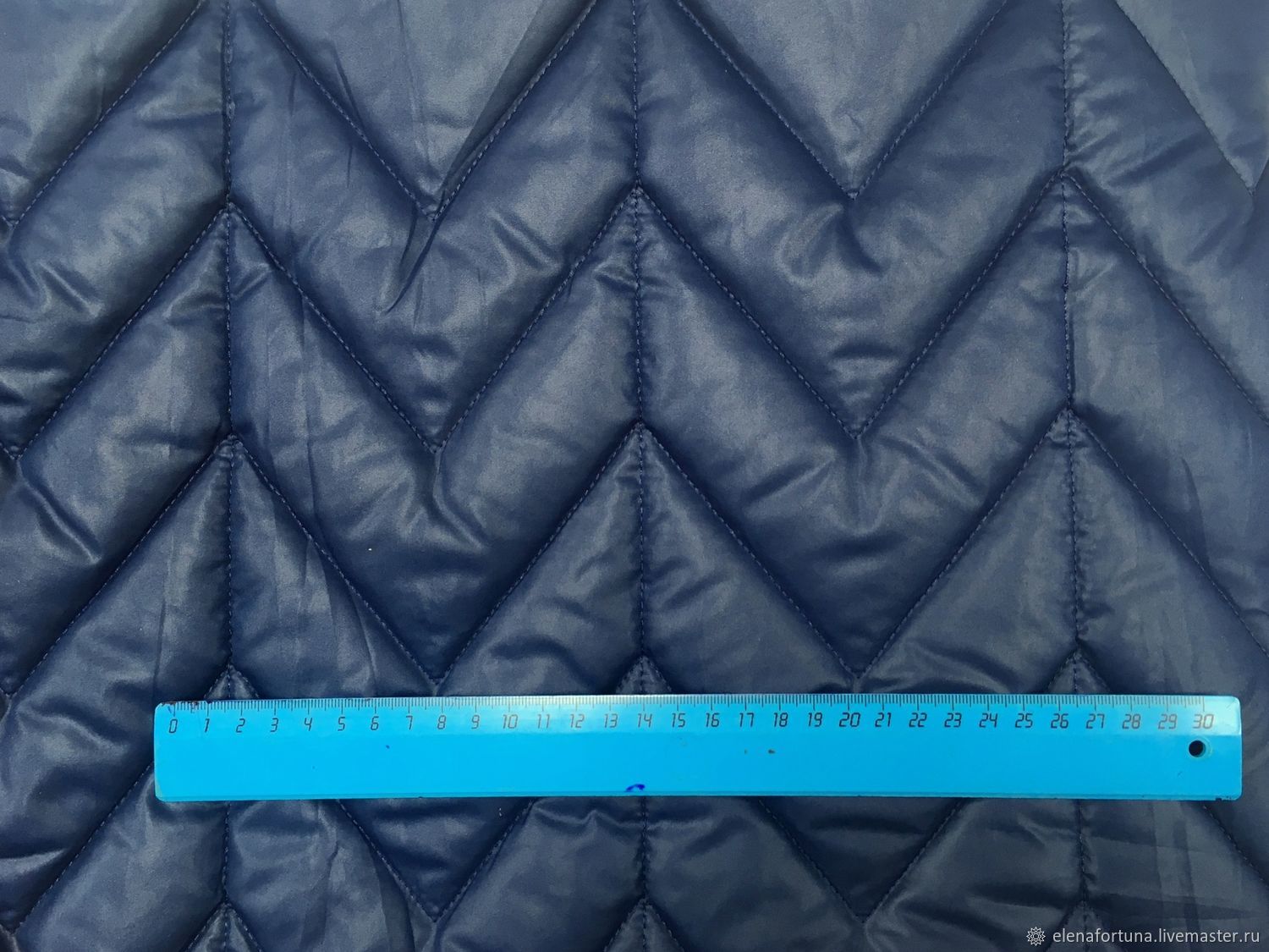 Стежка зигзагом. Декоративная зигзагообразная строчка. Стежка зигзаг. Серо коралловый плед. Стежка зигзаг.