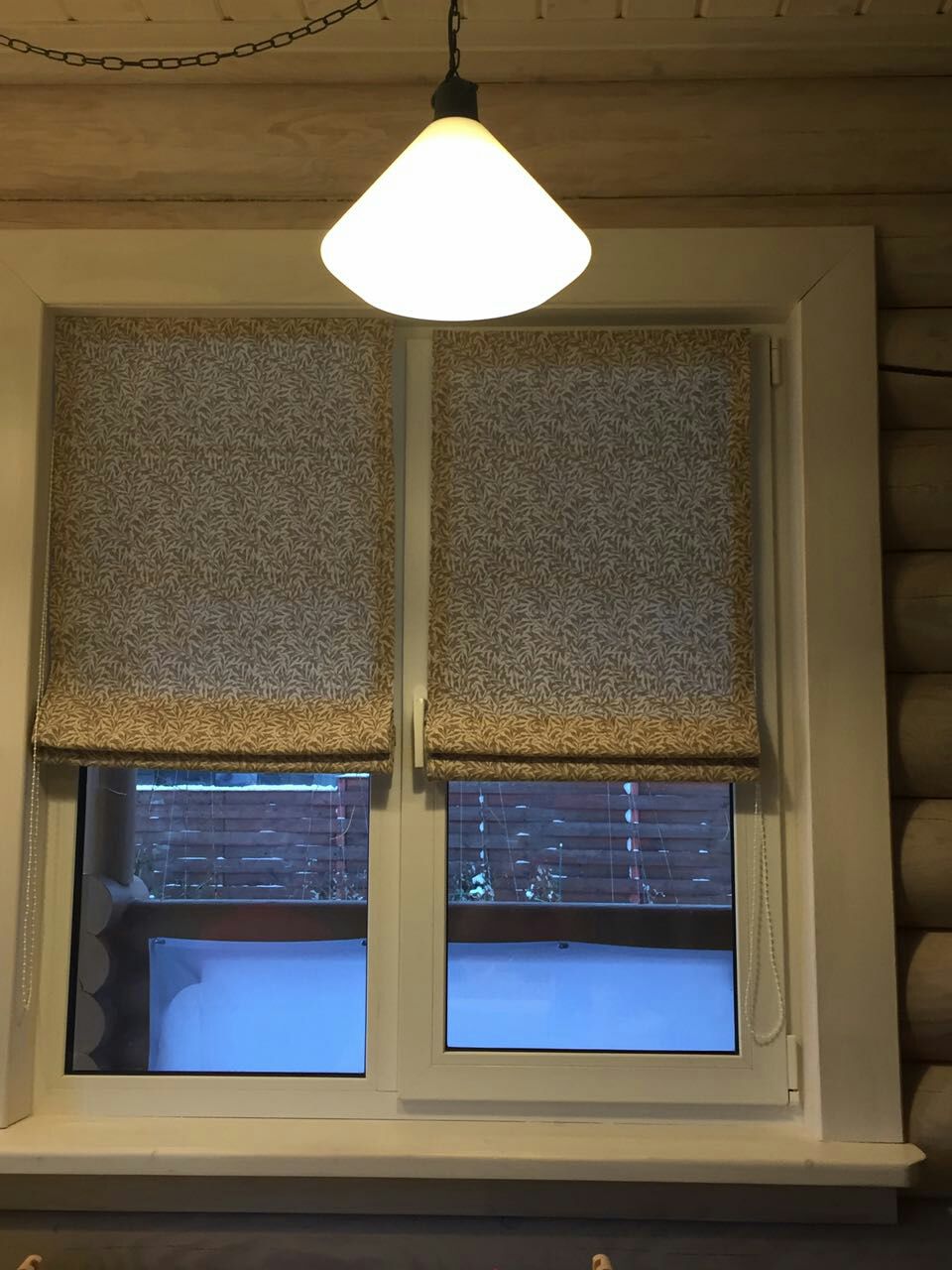 рулонные шторы в деревянном доме фото