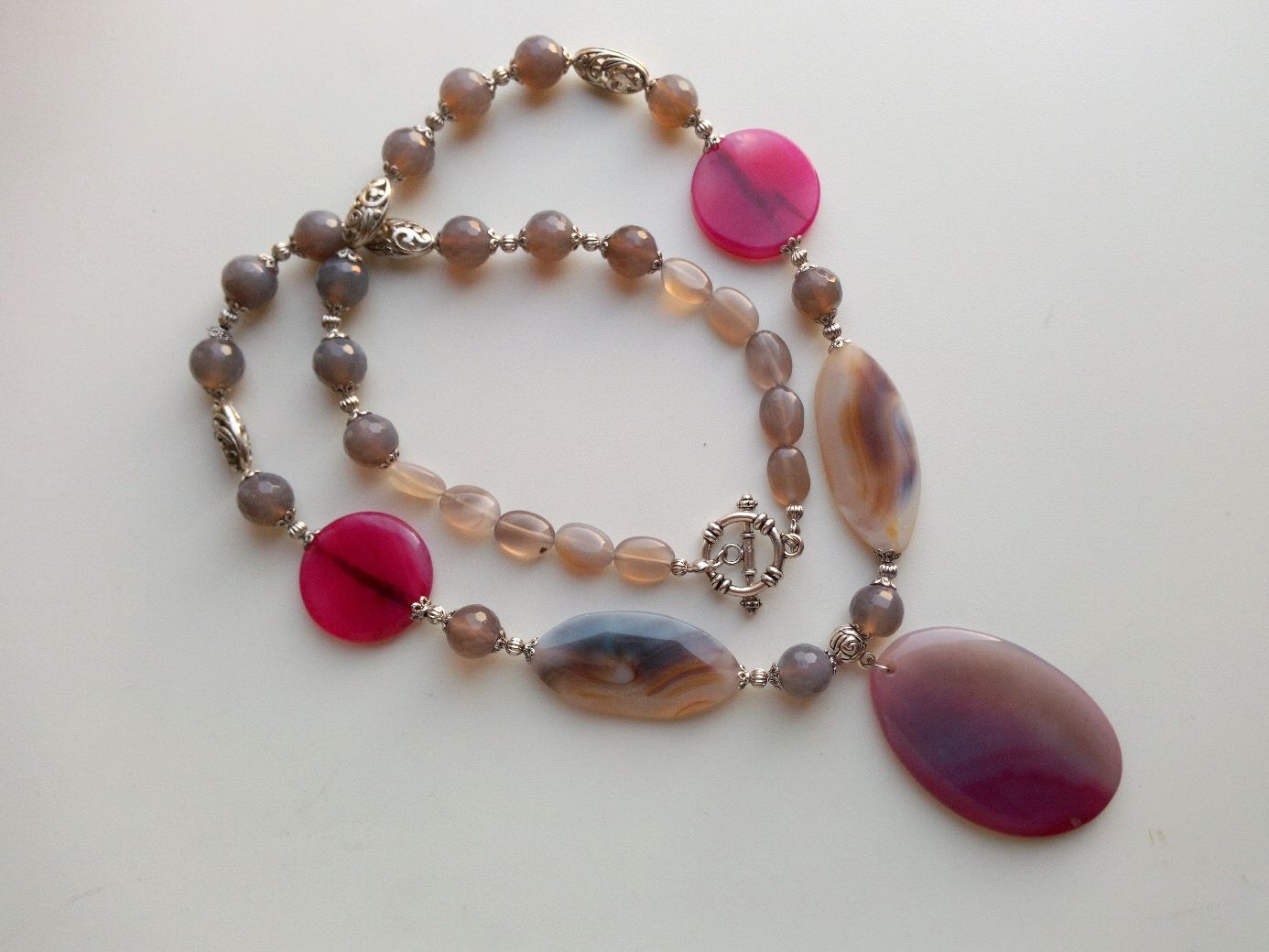 Колье из агата с двухсторонней подвеской купить в интернет-магазине ...