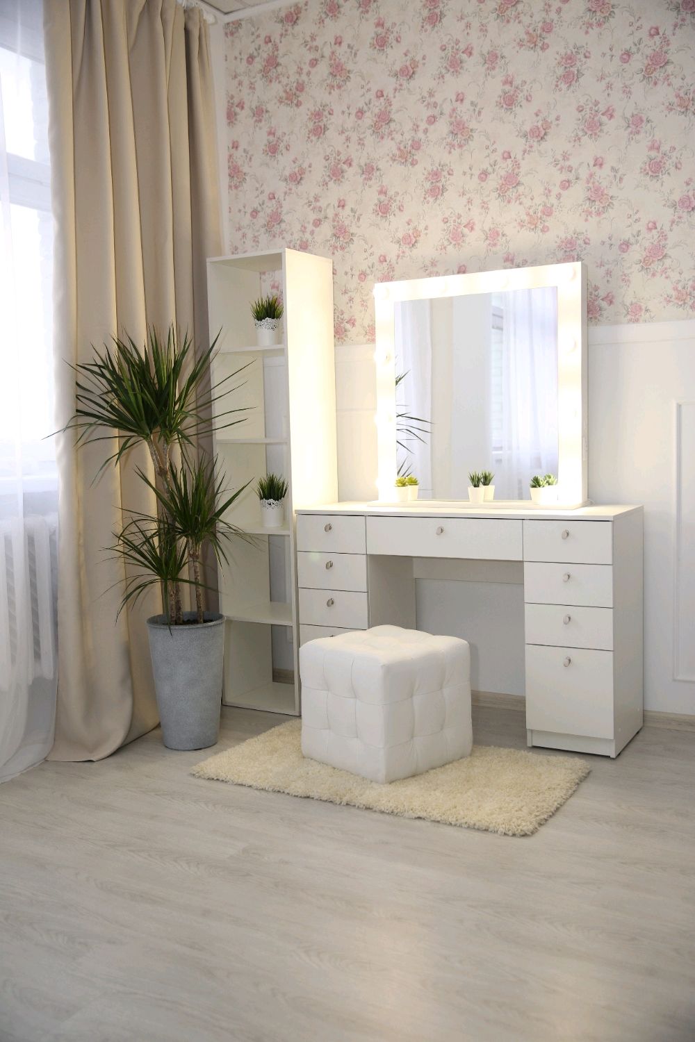 Столики для макияжа с зеркалом и подсветкой в спальню