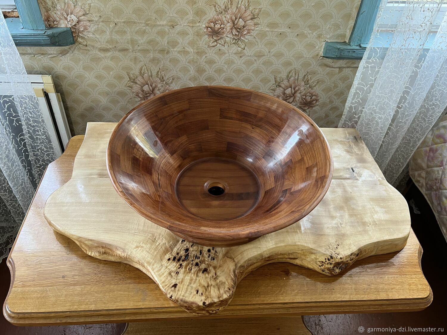 Раковина в ванную со столешницей из дерева
