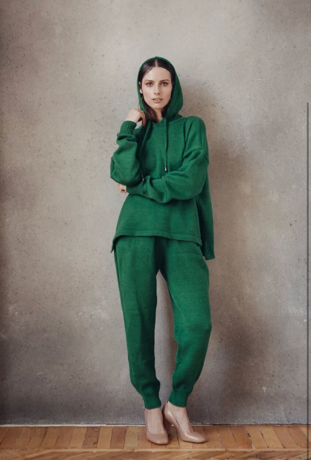 Зеленый трикотажный костюм женский