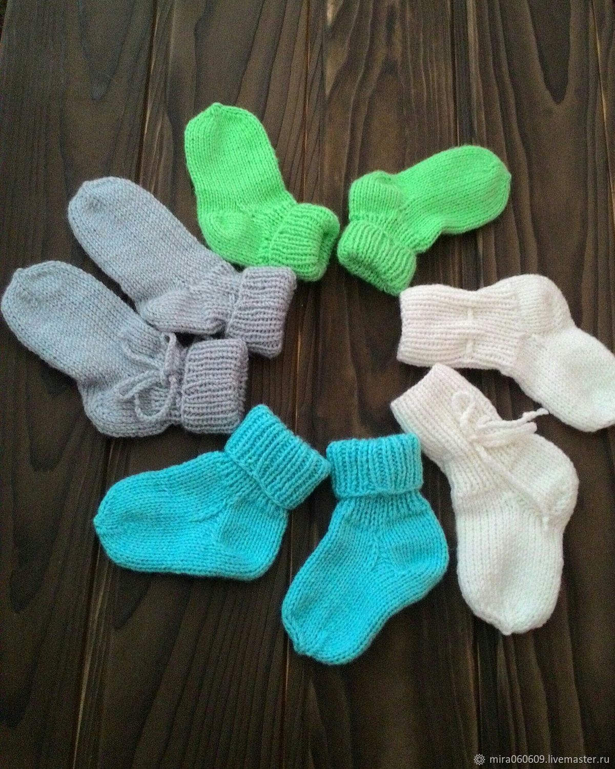 Вязаные носочки для новорожденного
