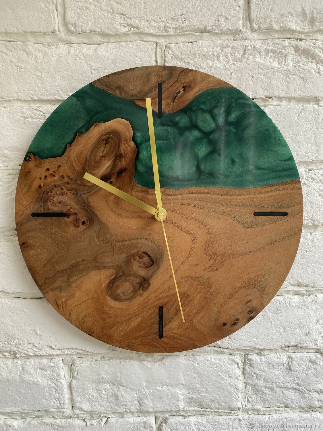 Часы из дерева и эпоксидной смолы настенные