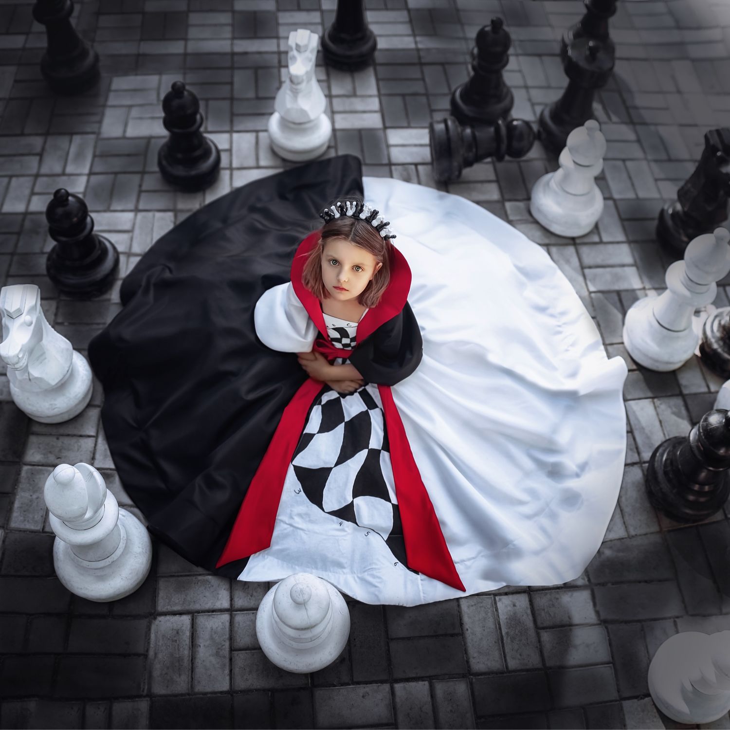 Карнавальный костюм шахматной королевы представляет участник конкурса № 1 Ирина Сорокина.