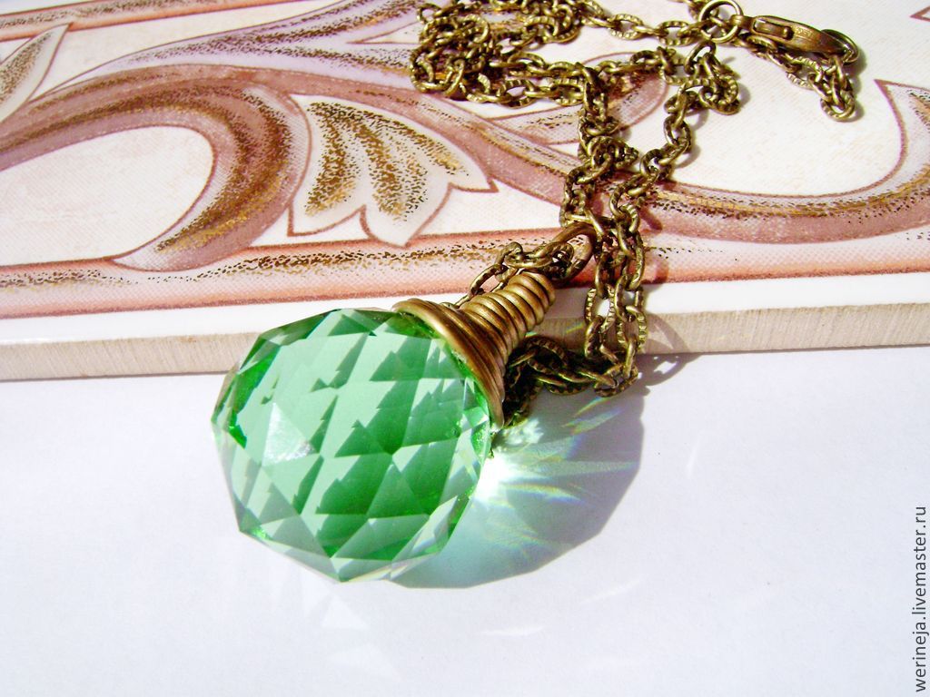 Crystal pendant. Зеленый Кристалл кулон. Зеленый Кристалл подвеска. Кулончик Кристалл зелёный. Кулон в виде кристалла зелёный.