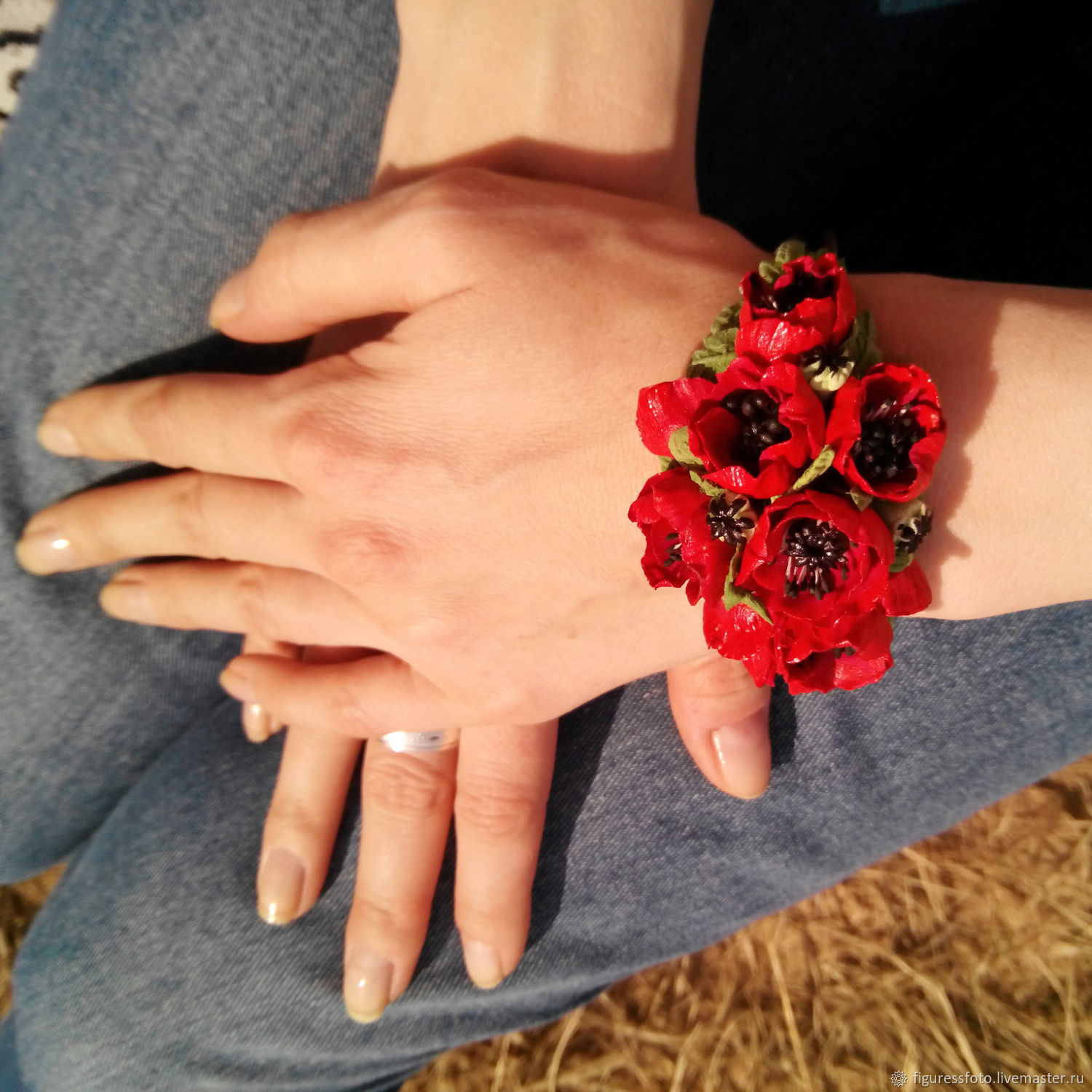 Цветок браслет купить. Браслет из цветов. Флористический браслет на руку. Браслет из живых цветов на руку. Красные браслеты из цветов.
