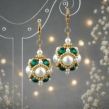 Серьги с жемчугом Swarovski и стеклянными бусинами, изумрудные с белым. . Украшения ручной работы - Ярмарка Мастеров Украшения ручной работы. Ярмарка Мастеров - ручная работа Серьги с жемчугом Swarovski и стеклянными бусинами, изумрудные с белым. Handmade.