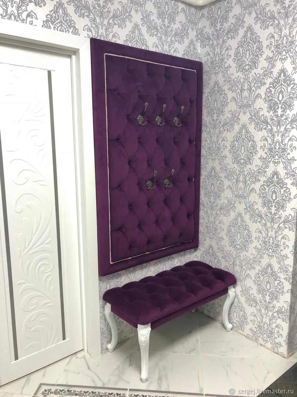 Каретная стяжка в прихожей с вешалкой. Мягкие стеновые панели в прихожей. Мягкая прихожая с каретной стяжкой. Велюровые прихожие. Прихожая чарли лайт 4 фабрика стиль.