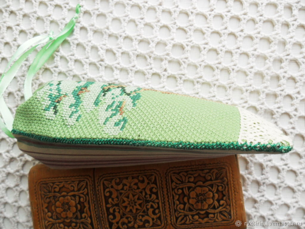 Очечник Сосна дикого севера с ручной вышивкой крестом зеленый