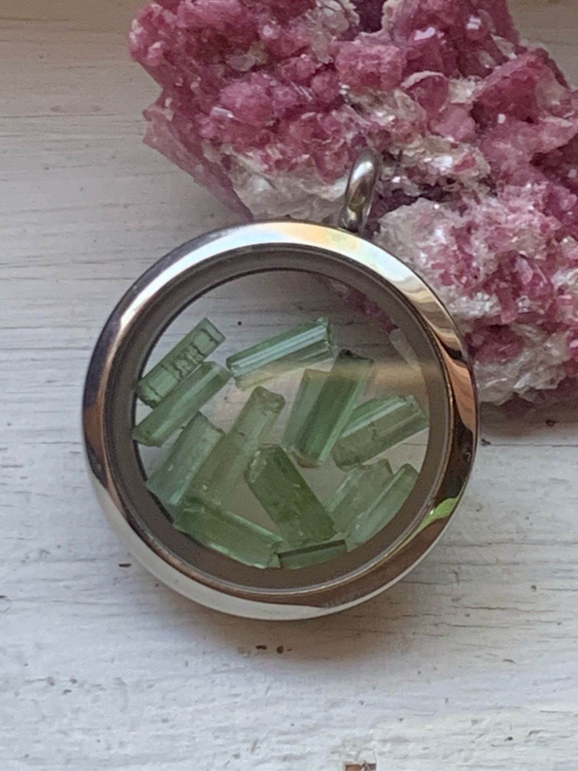 Зелёный турмалин верделит кристаллы в медальоне, Подвеска, Москва,  Фото №1
