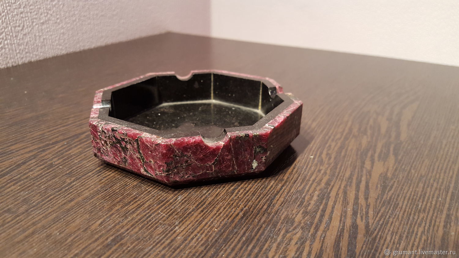 Настольная пепельница и зажигалка из яшмы