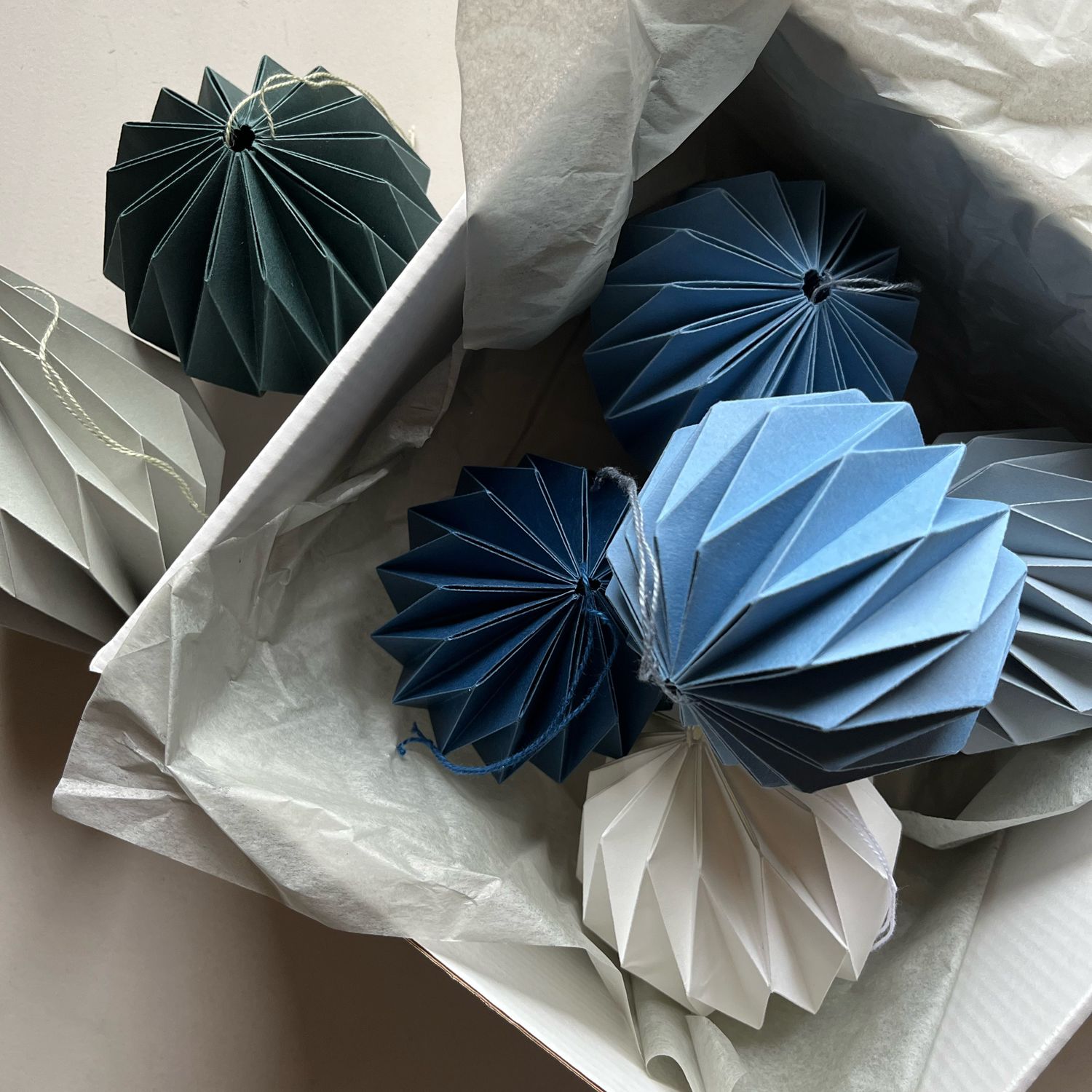 Елочные игрушки из бумаги. Новогодние поделки оригами