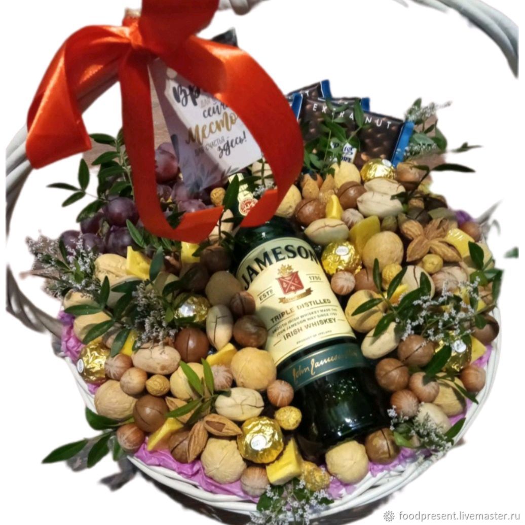 Корзина с орехами, шоколадом, сыром, фруктами в интернет-магазине ...