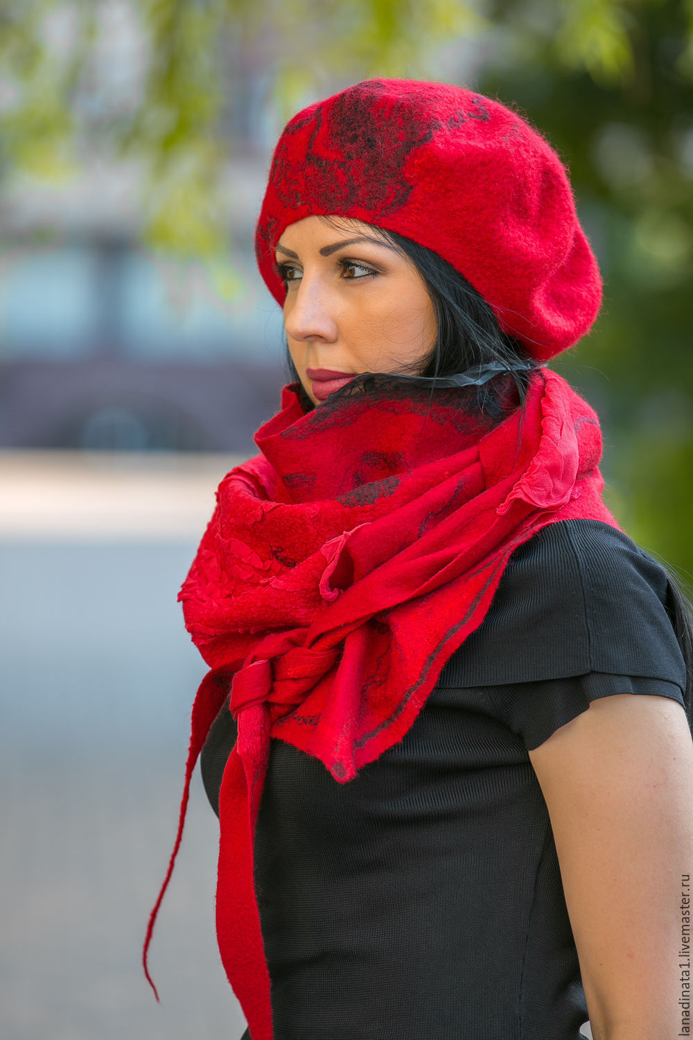 Девушка в Красном шарфе