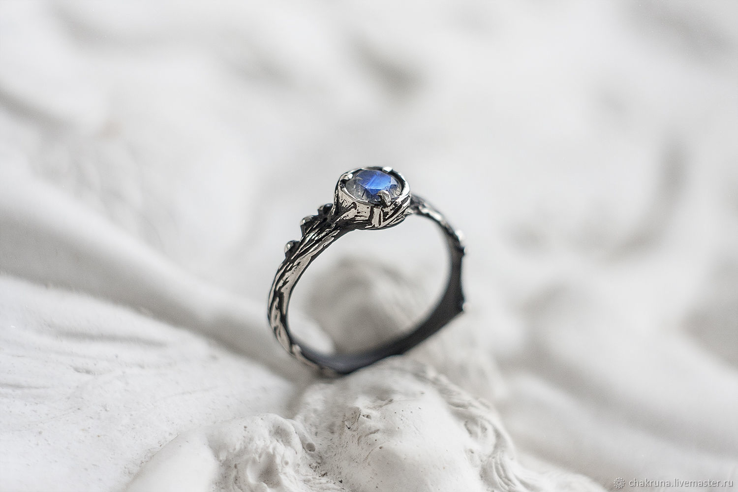 Помолвочное кольцо с лунным камнем