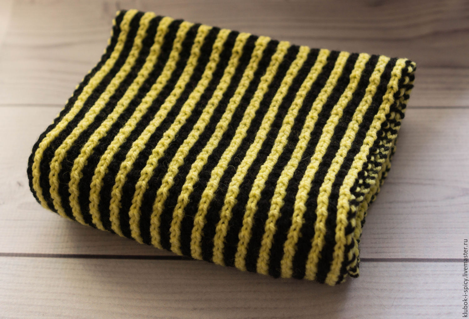 Полосатая шерсть. Желто черный шарф. Вязаный желтый шарф полосатый. Шерстяной желтый шарф вязаный. Полосатый шарф черно желтый.