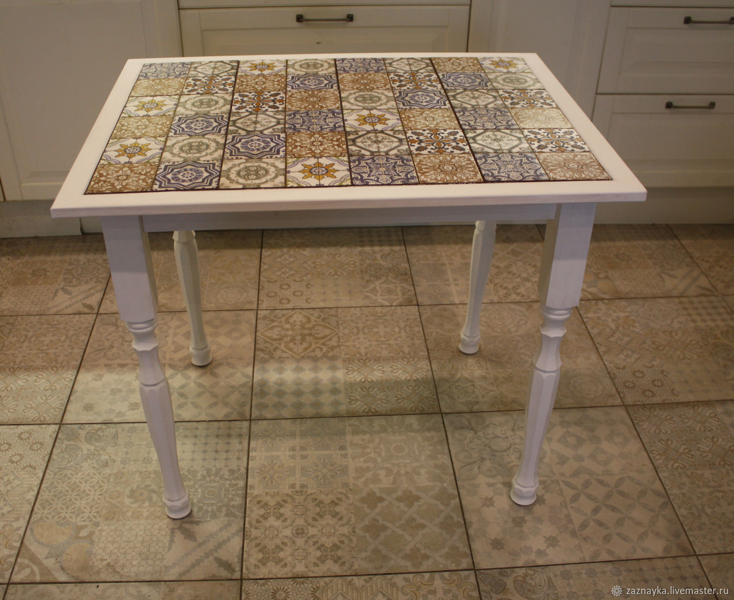 Кухонный стол плитка. Стол из плитки. Кухонный стол с керамической плиткой. Стол с плиткой керамической.