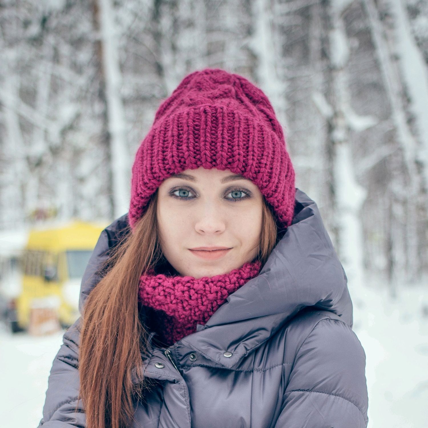Женская шапка спицами на зиму