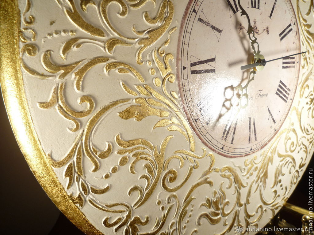 Часы позолоченные закопченные стены. Часы рококо Veronese e43903. Часы с позолотой настенные. Часы настенные позолоченные. Часы настенные бело золотые.