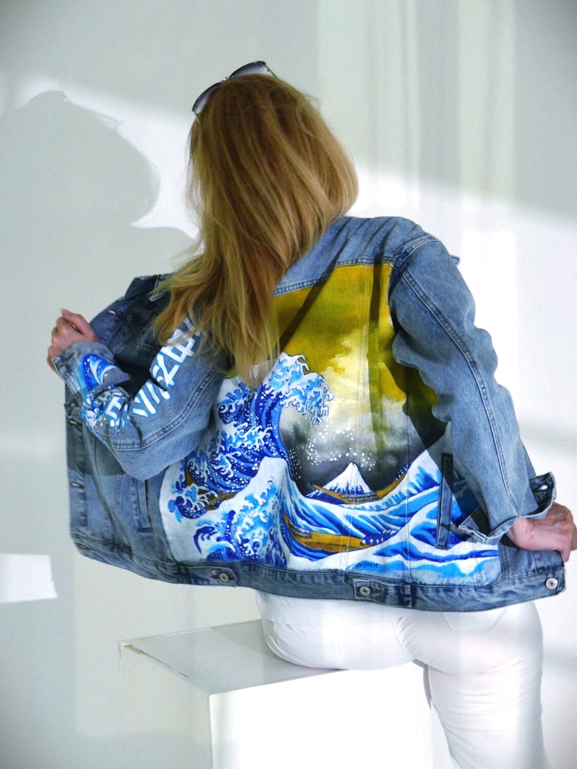 Джинсовая куртка с рисунком на спине. Джинсовка женская,ручная роспись винтернет-магазине Ярмарка Мастеров по цене 13500 ₽ – R7D2ERU