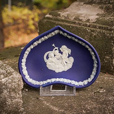 Винтаж ручной работы. Ярмарка Мастеров - ручная работа Винтаж: WEDGWOOD блюдце старинное с влюбленными у Амура, Англия. Handmade.