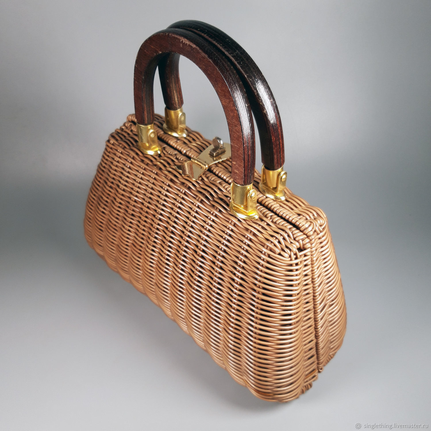 Винтаж: Винтажная плетеная сумка с деревянными ручками –  на .