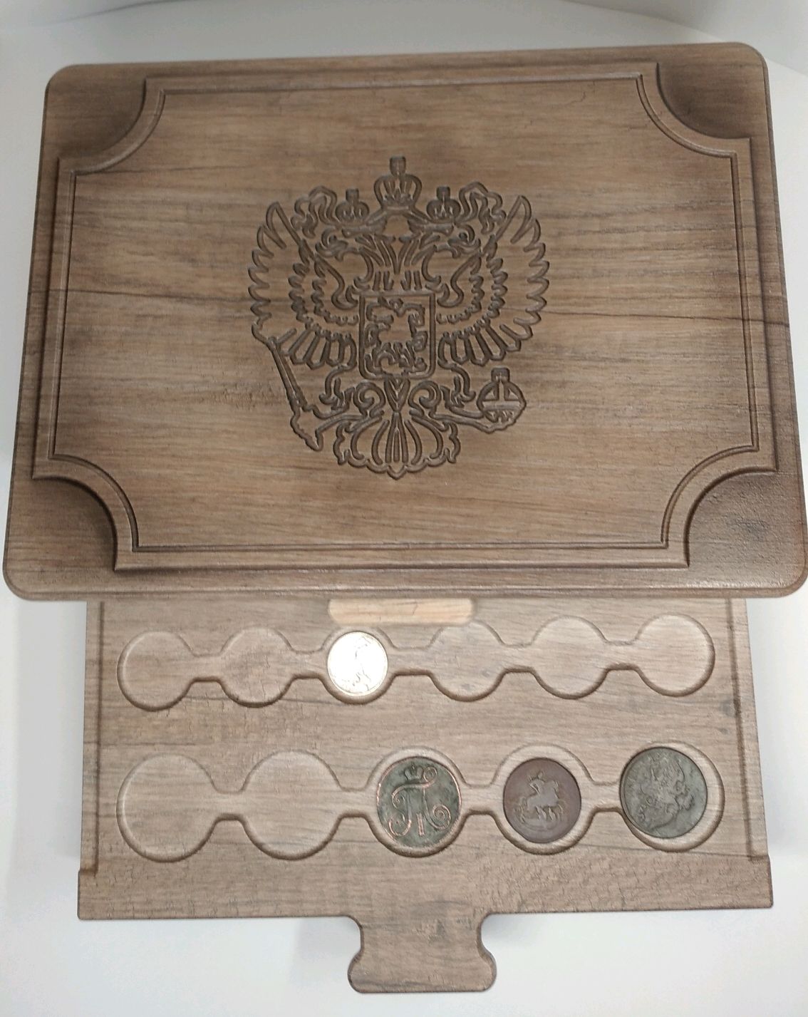 Шкаф для монет из дерева