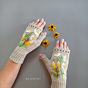 Аксессуары handmade. Livemaster - original item Mitts: Knitted mittens with embroidery Chamomile beige. Handmade.