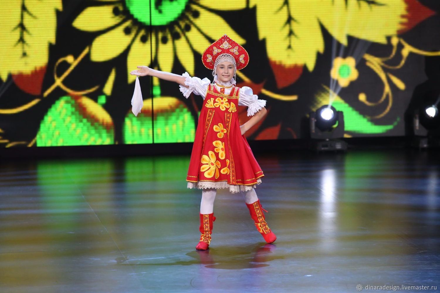 Народный танец под песню. Русские народные костюмы детские. Сценические костюмы для детей. Русский народный костюм для танца. Костюмы для фольклора.