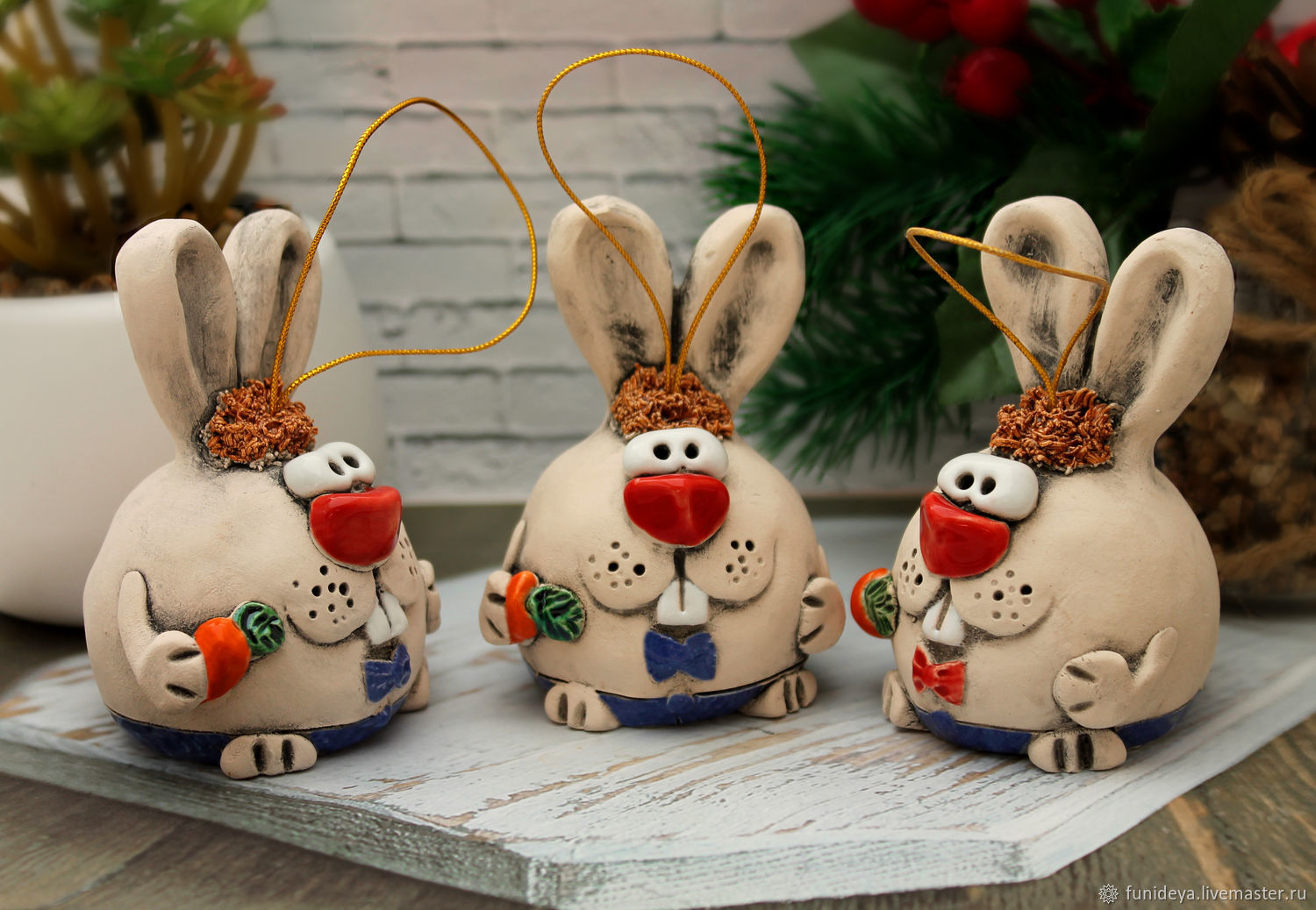 Зайчик из глины. Керамический заяц. Кролик керамика. Керамический колокольчик заяц. Новогодние игрушки из глины.