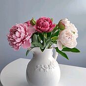Пионовидные розы в вазе на ножке