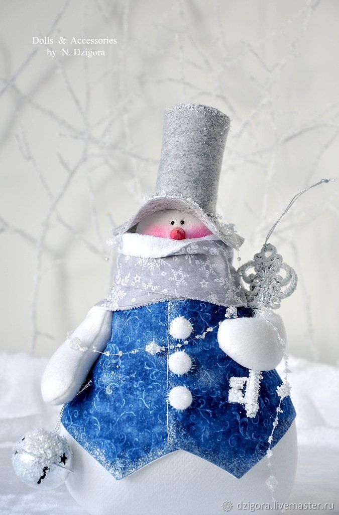 Новогодние декорации с холлофайбером. Снеговик петербург. Снеговик сценический костюм. Шутка про снежную королеву. Снежная баба.