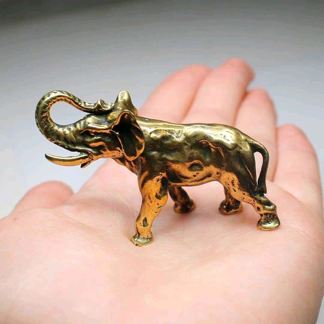 Сувениры из латуни и бронзы. Изделия из бронзы. Zaragoza статуэтка лев бронза. Бронзовые подарки. Бронзовая статуэтка лебеди.